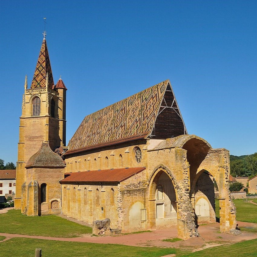 Façade de l'abbaye sous le soleil